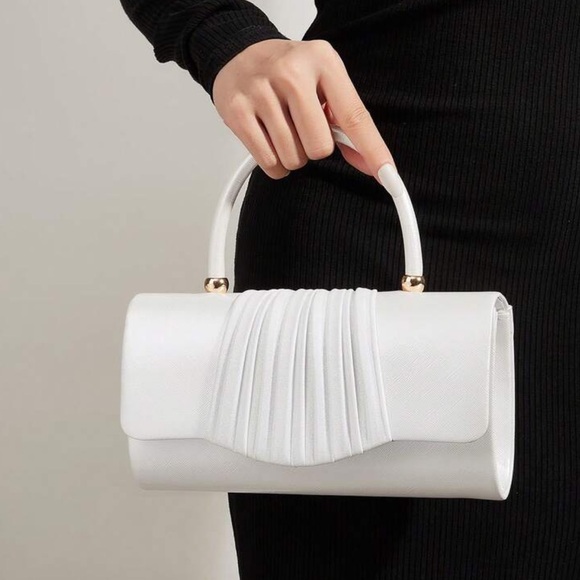 Elegant White Clutch Bag - Picture 1 of 8